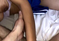 Hot sød collegepige rider pik dygtigt efter skole i stram petite stil