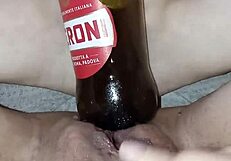 嘿，Gretala这个孕妇是不是在用瓶子摩擦她那多汁的肌肉阴唇？