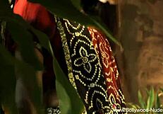 Belle Indienne Rêveuse S'Adonne À Une Séduction Pure