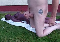 Ulkoilma pikaseksi pulleiden seksinuken kanssa