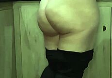 Rapidito con la suegra milf caliente en la cocina termina con creampie en su coño por poco nos ve mi esposa