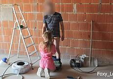 Уф, почти ме хванаха да мамя с горещата си колежка на строителната площадка, навеждам я за груб догистайл и свършвам на дупето й