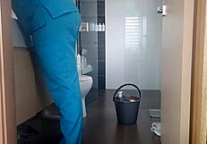 Domača pomočnica obdrži službo z jebanjem od zadaj