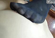 Brunes thaïes rasées font un footjob sur grosse bite en bas nylon