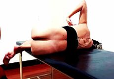 Клиентката за депилация се възбужда и прави секс