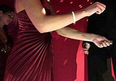 Dvojna penetracija v orgiji v nočnem klubu