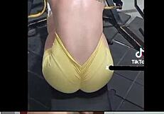 i suda en el gym para complacer machos...