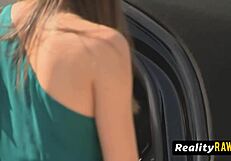 Osupljive zamenjuvalke partnerjev v intenzivnih oralnih seansah skupinskega seksa