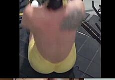 i suda en el gym para complacer machos...