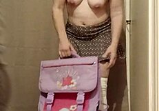 2024 09 01 esclave f en mode petite 18+ écolière flashing and orgasming