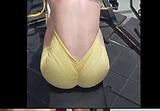 i suda en el gym para complacer machos...