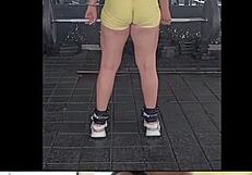 i suda en el gym para complacer machos...