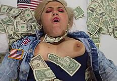 Blondinska kurba jebe za denar, uživa v vsakem trdem udarcu in raztezanju pičke