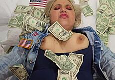 Blondinska kurba jebe za denar, uživa v vsakem trdem udarcu in raztezanju pičke