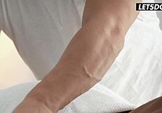 Thicc pawg chloe lamour fucks during massage session.