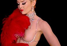 米兰达在淫荡的歌舞表演中闪耀，脱衣并撕掉她的大奶衣服！