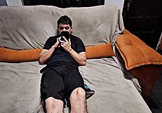 madrasta finge que não está afim e fica espionando o enteado gostoso bravinho até chegar onde quer 😏