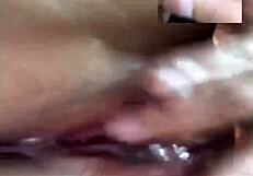 Cewek Thailand interaksi dengan cowok India di setting santai