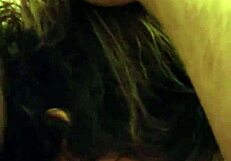 عاهرة قذرة تمص زب وتلحس طيز