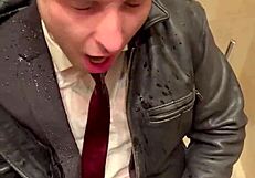 사무실에서 가죽 슈트로 무슨 일이?