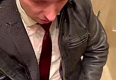 사무실에서 가죽 슈트로 무슨 일이?