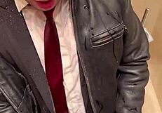 사무실에서 가죽 슈트로 무슨 일이?