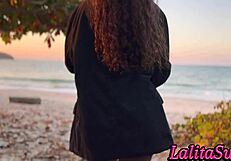 Gostosa provoked me on the beach until I took her home and came in her amateur pussy