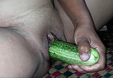 แหกหีออกให้เห็นรูแตดแล้วเอาควยปลอมยัดหี, she cums hard