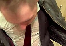 사무실에서 가죽 슈트로 무슨 일이?