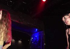 Ljubka najstnica 18+ Taya Tutsi se sleče v javnosti na disku, da pleše s prijateljico