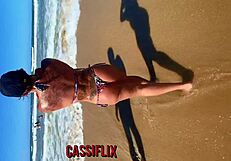 boy safado tirou meu bikini na praia e mexeu na minha buceta para me deixar louca de tesão - completo no cassiflix