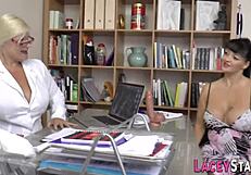 Brit granny rides black shlong in threeway