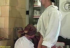 Грапа фермерска баба получава грубо ебане в дупето на ранчото