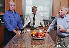 Tienermeisje blond in bikini blaast voor cumshot!