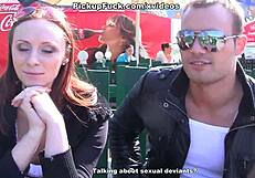 Löydä jännittävä puisto-kohtaaminen tulisen punapään kanssa