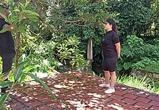 llego tarde entrenador castiga follada aire libre