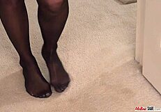 Zrela v črnih nogavicah prstkuje sama doma