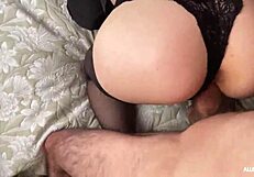 Süße Freundin genießt Doggy-Closeup-Fick mit Creampie Deepthroat POV