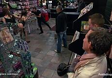 مؤخرة لاتينية مذهلة تتناك في العلن 😈