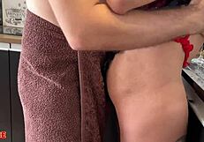 Essa noiva infiel de clit�ris grande deu o c� sem camisinha e deixou o cara gozar dentro