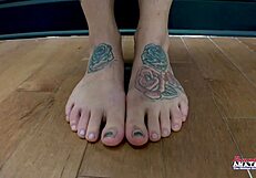 I finger fuck my wet pussy and suck a juicy cock as an inked brunette