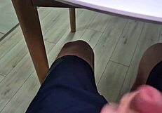 Sperma v mačehi pički na kuhinjski mizi sama