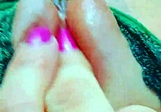 Intenzivno prstam njeno jagodno rožnato obrito pičko do mokrega orgazma.