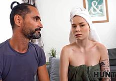 moški zadovolji blondinko prijatelja za denar