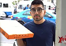 А если эта юная венесуэльская с большими сиськами и жопой отымеет доставщика пиццы чаевыми?