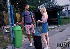 moški zadovolji blondinko prijatelja za denar