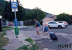 moški zadovolji blondinko prijatelja za denar