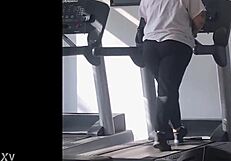 Big Ass BBW Girl Runs On Gym Treadmill