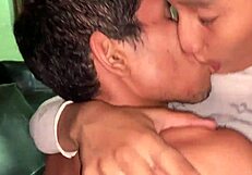 me folla a mi hermanastra y le ordeño su grandes teta