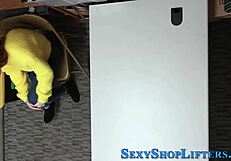 Lihat Pencuri Remaja Blonde Tetek Besar Ketahuan dan Dientot Keras Saat Bertindak